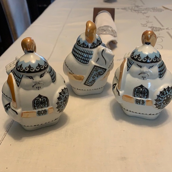 SOLD Vintage Set of 3 samurai salt pepper shakers - Picture 5 of 5